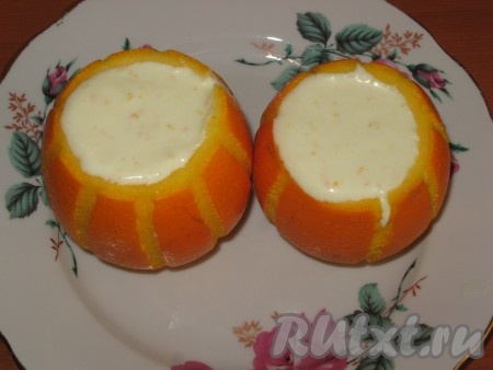 Затем творожную массу разлить по апельсиновым "формочкам", поставить в холодильник до полного застывания (3-4 часа).
