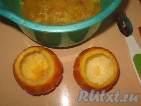 Затем ложечкой для фруктов аккуратно вынуть мякоть в глубокую миску (мякоть апельсинов не выбрасывать - из неё можно сварить вкусный кисель!). Апельсиновые "формочки" для десерта готовы!