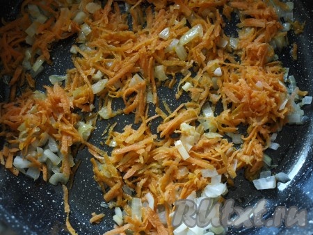 Обжариваем морковь и лук на растительном масле до золотистого цвета.
