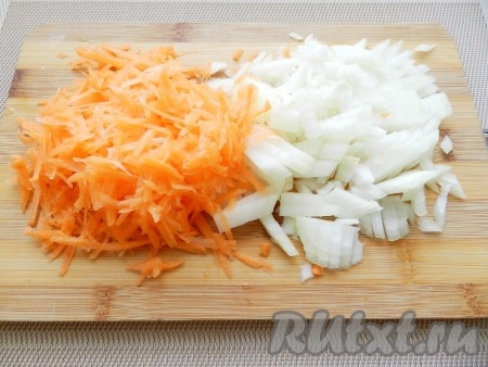 Лук нарезать кубиками, морковь натереть на терке.