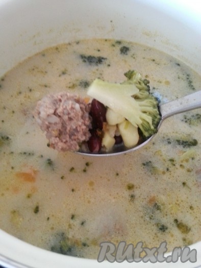 Затем снять с плиты овощной сливочный суп с фрикадельками, дать настояться минут 20 и можно подавать на стол.
