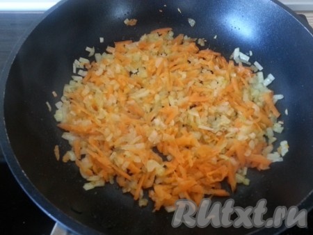 Пока готовится бульон, сделать зажарку. Сковороду нагреть, добавить масло. Лук мелко нарезать, пассировать до золотистого цвета и добавить к нему тертую на крупной терке морковь, пассировать вместе около 3-5 минут.
