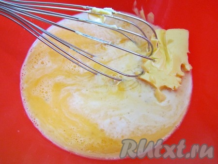 Соедините в миске одну часть (35 грамм) размягчившегося сливочного масла, взбитое яйцо, молоко, смешанное с дрожжами, и 4 столовых ложки сахара. Перемешайте молочно-яичную смесь до однородного состояния.