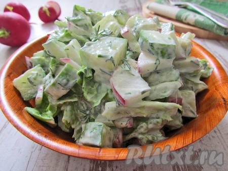 Перед подачей охладите салат с редисом, огурцом и авокадо в течение 10-15 минут.
