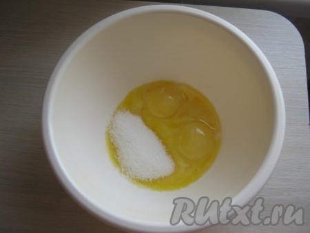 В миске взбиваем желтки с двумя столовыми ложками сахара.
