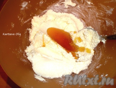 Приготовить тесто. Для этого растереть маргарин с сахарным песком, добавить 1 столовую ложку мёда.
