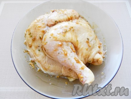 Половину тушки курицы натереть со всех сторон сначала солью, а затем подготовленным соусом. Оставить на 1 час (или более) промариноваться.