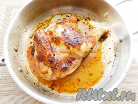 Затем поставить сковороду (или форму для запекания) с половиной курицы в разогретую до 200 градусов духовку на 40-50 минут. У меня сковорода полностью металлическая, её можно ставить в духовку.