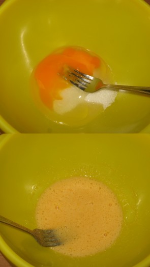 Яйцо и сахар соединить и растереть до пышной консистенции.