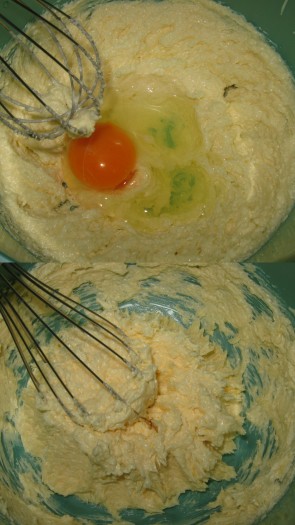 Затем добавить сырое яйцо, взбить.