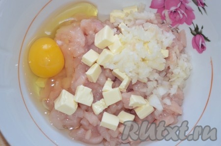 Сложить в миску, добавить яйцо, порезанный кубиками сыр, измельченный лук.