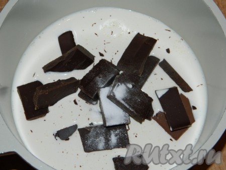Для приготовления начинки соединить сливки, ванилин и шоколад. Нагреть немного, чтобы растопить шоколад.

