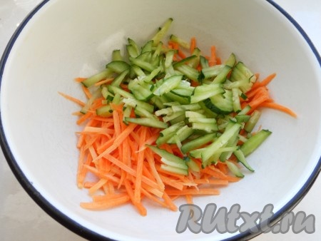 Морковь очистить. Редиску и огурец, вымыть, обрезая "кончики" с двух сторон. В глубокую миску натереть морковь на тёрке для корейской моркови (если такой тёрки нет, натрите на средней тёрке), добавить огурец, нарезанный на небольшие брусочки.