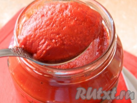 К обжаренному луку добавить томатную пасту, соль, специи, сушёную петрушку, пропущенный через пресс (или мелко нарезанный) чеснок, перемешать.