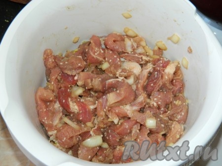Свинину смешать с маринадом, посолить мясо по вкусу, учитывая солёность соевого соуса, и оставить на 30 минут.