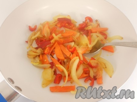 Лук очистить и порезать полукольцами, морковь и перец порезать крупными кусочками. Обжарить на сковороде с растительным маслом в течение 5-7 минут.
