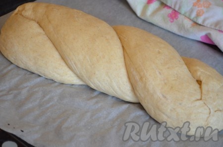 Сформированный хлеб переложить на противень, застеленный пергаментом, накрыть полотенцем  и оставить на 30-40 минут.