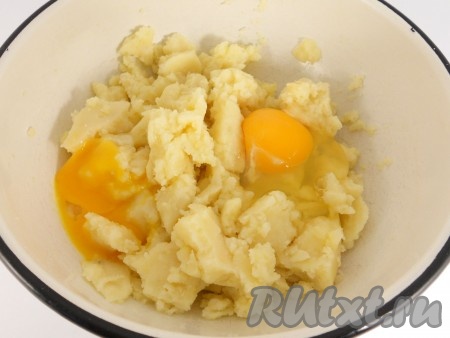 К картофельному пюре (охлажденному) добавить 1 яйцо и 1 желток, белок оставить.