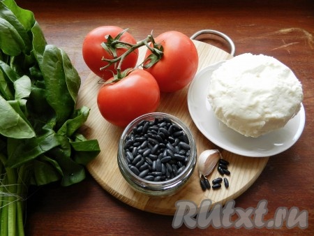 Ингредиенты для приготовления салата со шпинатом и помидорами