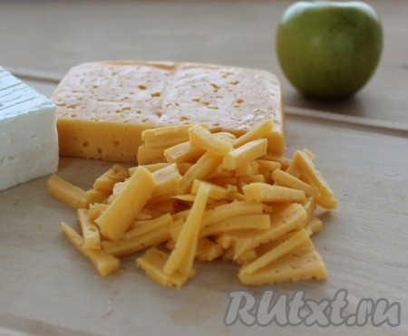 Сыр нарезать или по желанию натереть на терке. Можно сыр заменить брынзой, тоже получится очень вкусно.
