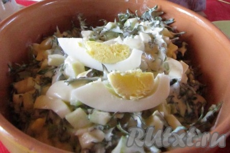 Перед самой подачей заправьте салат с листьями одуванчиков получившимся соусом.
