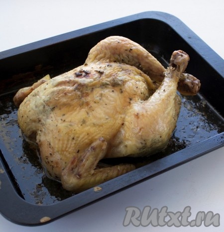 Жир, выделившийся при запекании курицы, сольём отдельно в чашку.