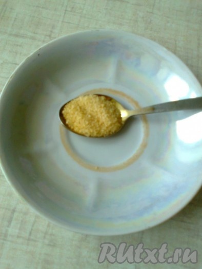 1 чайную ложку желатина (3 грамма) залить 1 столовой ложкой с верхом воды, дать набухнуть 15 минут,