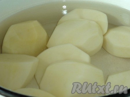 Очищенную картошку заливаем холодной водой, доводим до кипения, солим и варим до готовности.
