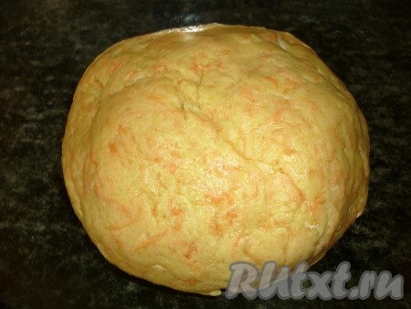 Смешиваем просеянную муку с разрыхлителем и добавляем в морковную массу. Замешиваем однородное тесто для приготовления печенья.
