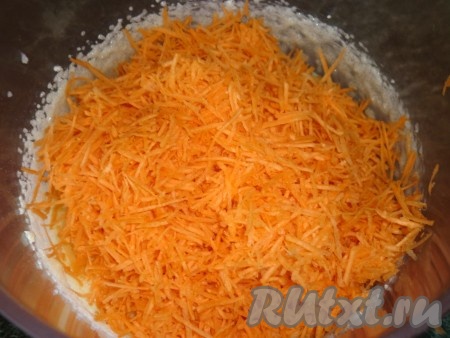 К полученной массе добавляем натертую морковь.

