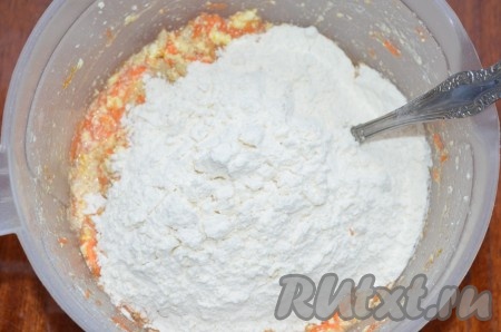 Просеять муку с разрыхлителем в тесто, перемешать. Тесто для морковного пирога получится достаточно густым.