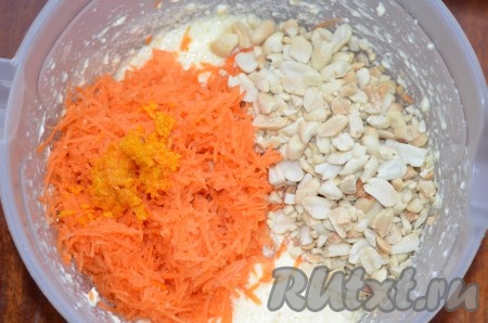 Морковь натереть на мелкой тёрке. Добавить натёртую морковку в тесто. Я в тесто добавила дополнительно чайную ложку цедры лимона и крупно порубленный ножом жареный арахис - но это по желанию.