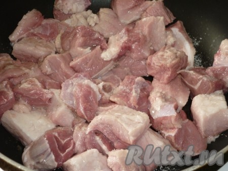 Свинину режем на небольшие кусочки и солим.
