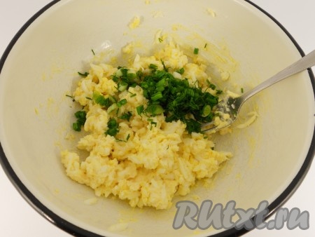 Размять хорошо вилкой сырок с яйцами, добавить измельченную зелень и чеснок, пропущенный через пресс.