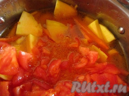 Переложите обжаренные овощи в кастрюлю для супа, залейте кипятком. Добавьте в кастрюлю томаты. 