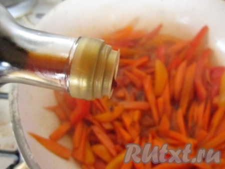 Морковь и перец нарежьте длинными перьями. В сковороде с круглым дном разогрейте на большом огне масло. Всыпьте в сковороду овощи. Щедро приправьте соусом "Терияки".