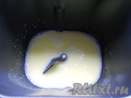 Молоко подогреть, добавить размягченный маргарин, дать ему полностью расплавиться. Влить смесь в ведерко хлебопечки.