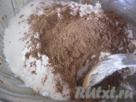 В большой миске смешиваем сухие ингредиенты: муку, соду, сахар и какао. Перемешиваем.
