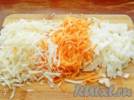 Лук нарезать, морковь и сельдерей натереть на терке.
