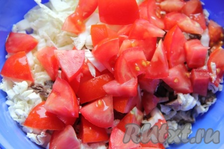 Огурцы нарезать соломкой, помидоры - кубиком и добавить к салату из вареной свинины и капусты.
