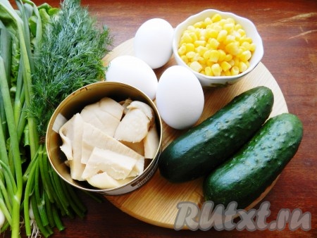 Ингредиенты для приготовления салата с кальмарами и кукурузой