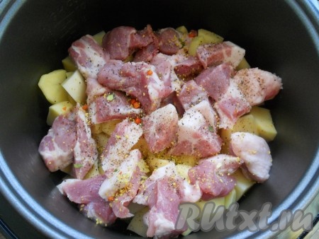Далее добавить порезанный крупными частями картофель, сверху выложить кусочки мяса.