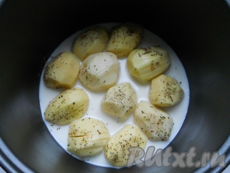 Выложить подготовленную картошку в чашу мультиварки в один ряд, влить 200 миллилитров сливок, крышку мультиварки закрыть.