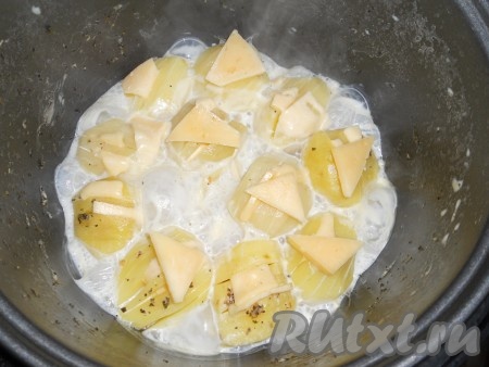 Выставить режим "Выпечка" на 15 минут. Затем открыть крышку мультиварки и осторожно поместить в разрезы картофеля тонкие ломтики сыра. Оставшийся сыр разместить сверху на картофель. Залить оставшимися сливками.
