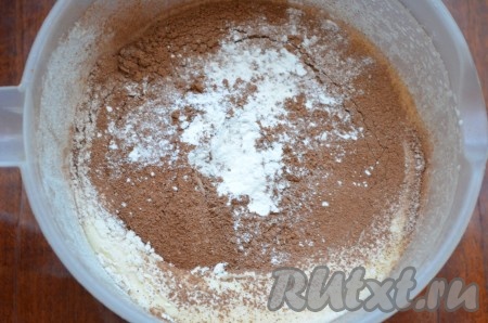Затем просеять муку, какао и разрыхлитель в тесто. Перемешать.