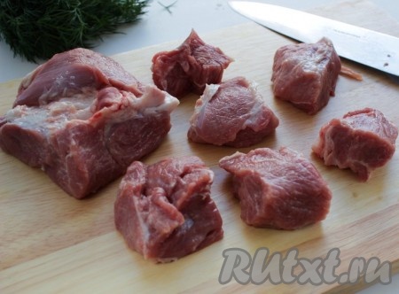 Займемся мясом. Приготовим шашлык на сковороде и убедимся, что это очень вкусно. Нарезать мякоть свинины кусочками  по 4 см, идеально подойдет мякоть шейки, мясо получается сочным, мягким.
