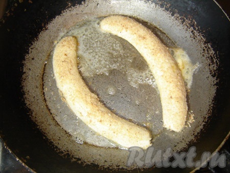 На разогретую сковороду добавьте сливочное масло и обжарьте бананы с двух сторон на среднем огне.