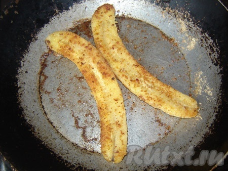 На разогретую сковороду добавьте сливочное масло и обжарьте бананы с двух сторон на среднем огне.