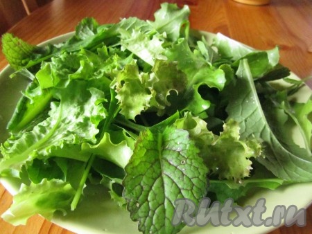 Осталось выложить составляющие нашего салата на блюдо. Сначала кладём слой салатных листьев (немного листиков отложим, чтобы положить их сверху).
