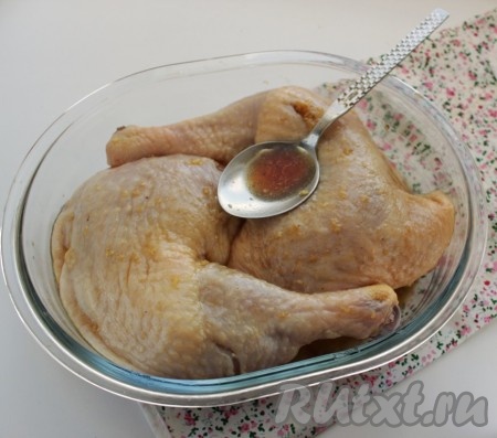 Подготовленные куриные окорочка выложить в форму и полить полученным карамельным соусом так, чтобы каждый кусочек в ней искупался.
